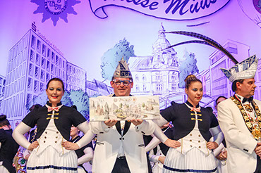 Roman Wagner mit kleinem Leinwandbild des Bühnenbild ©Frank Engel